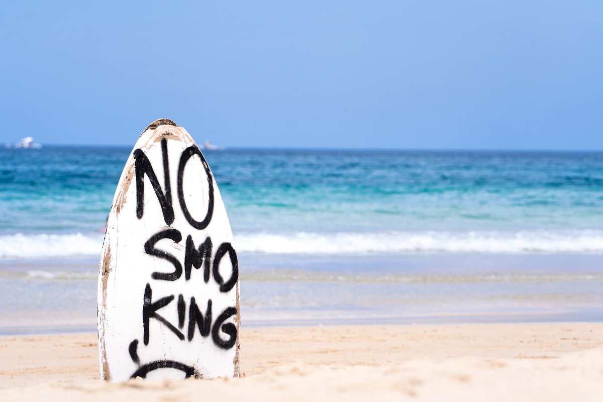 Det er langt fra de fleste lande, der har samme rygepolitik som i Danmark. Dog har de fleste hoteller røgfri værelser. Mange lande, områder og hoteller har markerede rygezoner. Det er vigtigt at være opmærksom på disse, da rygning i røgfrie zoner kan give bøder.