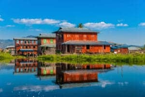 Flyv fra Yangon til Heho Airport, der ligger ved Inle Lake. Kør herefter i en times tid for at nå til floden, hvor du skal ombord på en lille båd for at kommer over til den anden side. På turen over floden vil du se imponerende bådførere, der styrer båden og padler, mens de står på ét ben. Hertil er floden fuld af små flydende køkkenhaver og hjem for mange forskellige fuglearter, som enten trækker forbi, eller som kommer for at yngle.