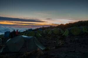 Efter morgenmad bevæger vi os mod Kibo, og ankommer til Kikelewa Camp der ligger i en højde af ca. 3600 meter.   Her begynder udsigterne for alvor at åbne sig op, og du får hurtigt følelsen af, at du befinder dig på et kæmpe bjerg!   Vand er at finde i strømmen nede foran campen. Du bliver dog nødt til at vandre  lidt nedad for at finde det. .