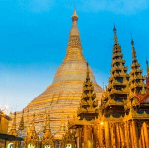 I dag kommer din guide og kører dig til lufthavnen, hvorfra du skal flyve til Yangon. Ved ankomst i Yangong bliver du hentet af guiden, som kører dig fra Bangkok lufthavn til dit hotel. Resten af dagen har du på egen hånd. 