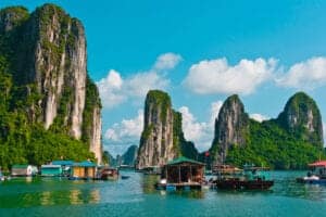 I dag besøger vi den traditionelle flydende fiskelandsby Vung Vieng. Her får du et indblik i livet i landsbyen, inden vi tager tilbage til båden og nyder en tidlig frokost imens vi langsomt forlader Halongbugten igen.   Vi ankommer til havnen og kører tilbage til Hanoi. Inden vi ankommer til Hanoi, besøger vi Yen Doc-landsbyen, hvor vi får endnu en traditionel Water Puppets-optræden at se. Vi ankommer i Hanoi sent på eftermiddagen.   Resten af dagen er på egen hånd. 