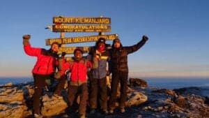 Har du ikke kombineret Kilimanjaro med en safarirejse eller en ferie på Zanzibar, bliver du kørt til lufthavnen efter morgenmaden.    Med dig hjem har du ikke bare en oplevelse for livet – du har opnået et mål, som rigtig mange ønsker at opnå i deres liv.    Du har besteget Kilimanjaro til fods. Ikke bare Afrikas højeste bjerg, men verdens højeste fritstående bjerg.   Skal vi ikke bare sige, at du kan rejse hjem med god samvittighed?