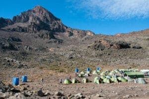 I dag vil du opleve en kortere – men stejl – tur til Mawenzi Tarn Camp.   Ude på heden vil du opleve eksotiske planter, såsom ”giant lobelia” og ”giant groundsel”.   Når vi når frem til campen, får du rigeligt med tid til at vende dig til højderne. Du får serveret en varm middag samt frisk vand til at vaske dig i.   Sidst, men ikke mindst, skal du her være forberedt på en uimodståelig solnedgang. 