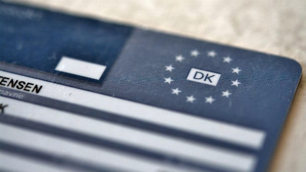 Rejser du inden for Europa, skal du medbringe det blå sygesikringskort. Det er dog vigtigt at vide, at kortet ikke dækker alt, og at det kan være en god idé at tegne en rejseforsikring ved siden af.  Hvad dækker kortet? Det blå EU-sygesikringskort dækker nødvendig læge –og sygehusbehandling, medicin m.m. Med kortet er man dækket ved akut sygdom/skader samt ”behovsbestemt sygehjælp”. Med kortet har man ret til samme ydelser som de lokale i det land, man rejser til, og det foregår på lokale vilkår. Dette betyder, at du i nogle lande vil blive nødt til, at betale for lægehjælp. Kortet dækker kun på offentlige klinikker og hospitaler. Er lægen, klinikken eller hospitalet uden for den offentlige sektor, skal du selv betale omkostningerne. Hvad dækker kortet ikke? Kortet dækker ikke hjemtransport i tilfælde af sygdom, tilskadekomst eller dødsfald. Her skal du, eller nærmeste pårørende, betale. Vi anbefaler, at du supplerer med en rejseforsikring, da en rejseforsikring dækker mere end bare sygdom. Med en rejseforsikring kan du få dækket udgifter i forbindelse med sygdom, tilskadekomst, dødsfald og eventuel hjemtransport.