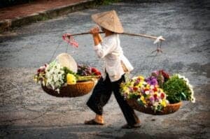 Vi bruger dagen i dag på at besøge Hanois mest populære attraktioner og skjulte perler. Vi starter ved Ho Chi Minh-mausoleet, som er en imponerende bygning, hvor den tidligere højtærede præsident, Ho Chi Minh, som ledede Vietnams kampagne for uafhængighed af kolonistyret, hviler. Herefter fortsætter vi til templet for litteratur og til en gammel samling af gårde, haver og arkitektur bygget i hyldest til den kinesiske filosof Confucius. Templet er tilbage fra 1070 og med dets knap 1.000 år på bagen, er det det ældste tempel i Vietnam. Til frokost spiser vi på en restaurant, som har specialiseret sig i traditionel vietnamesisk mad. Efter frokosten bevæger vi os lidt væk fra turistområderne i Hanoi og ind til det gamle kvarters 36 gader, der hver især er opkaldt efter det, der bliver solgt i den pågældende gade. Undervejs går vi gennem nogle af de få gader, der er tilbage, og som stadig sælger det, som gaden er opkaldt efter – som for eksempel Tin Street og Bamboo Street. Turen igennem disse små, labyrintiske gader giver dig et autentisk indblik i de lokales liv. Herefter bliver det tid til en kop stærk vietnamesisk kaffe, som vi nyder med udsigt til Hoan Kiem-floden. Efter kaffen tager vi et smut ud på floden og besøger Ngoc Son Temple, som ligger på en lille ø i en sø midt i byen.  Vi afslutter dagen med et traditionelt ”Water Puppet Show” inden vi tager tilbage til hotellet og slapper af. 