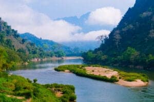 I dag kører vi mod Nong Khiaw. På turen dertil kommer du gennem de smukkeste landskaber, det nordlige Laos har at byde på. Vi gør også nogle stop ved nogle spændende sites på vejen. Blandt andet besøger vi byerne Whisky Village og Ban Sang Hai samt grotten Pak Ou Cave, inden vi ankommer til Ban Na Nyang, hvor de lokale er kendt for deres traditionelle måde at væve bomuld på.  Næsten alle hjem i landsbyen har deres egen væv, hvorpå de flittigt væver tørklæder, duge og andet pynt. Vævekunsten er blevet nedarvet fra generationer til generationer de seneste 300 år i Ban Na Nyang. De lokale i Ban Na Nyang tilhører den etniske minoritetsgruppe Tai Lue (LU), som migrerede ra Yunnan provincen og kom til området i 1700-tallet. I Yunnan er Tai Lue officielt en del af den etniske minoritetsgruppe Dai.