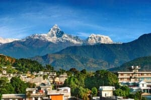 I dag kører vi i 5-6 timer til byen Pokhara, som takket være sin skønhed er én af de mest populære turistdestinationer i Nepal. Byens nordlige skyline byder på en fantastisk udsigt til Himalaya. Med sin friske bjergluft, udsigten til snebeklædte tinder og omkringliggende krystalklare floder og frodige bevoksning, lever byen i dén grad op til sit tilnavn: ”the jewel in Himalaya” – for det er i sandhed en by med en bemærkelsesværdigt smuk natur. Tilbring dagen i byen med at udforske området omkring søbredden, som har mange hyggelige, små butikker, eller tag på en bådtur i Fewa Lake.