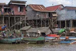 Dagen i bruger vi sammen med de lokale. Vi kører til Tonle Sap Lake og sejler mod det skjulte Khmer-området Kompong Phluk. Området har tre landsbyer, der alle har det til fælles, at de er bygget på pæle, der måler 6-8 meter i højden, så husene ikke bliver oversvømmet i regnsæsonen. Området har 3.000 indbyggere, som lever af at dyrke fisk og grøntsager på flydende farme.  I løbet af dagen sejler vi gennem mangroveskove. En mangroveskov er en skov, som består af plantearter, der kan overleve i saltvand, og som man kun finder i tropiske og subtropiske kystområder. Disse skove beskytter kysten, da deres rodnet forhindrer, at bølgerne nedbryder kysten. Hertil udgør de et unikt økosystem med et spændende dyreliv. Især fuglelivet i mangroveskovene er spektakulært. Og vær på vagt – makakaberne er også at finde i mangroveskovene. Herefter kører vi mod Chansor Village. Vi stopper i udkanten af byen, hvor vi hopper ombord på en oksekære, som kører os gennem markerne hjem til en Khmer-familie, som vil vise dig, hvordan de laver de sivkoste. Efter en simpel, lokal Khmer-frokost er der tid til flere lokale aktiviteter, inden vi kører tilbage til Siem Reap. Det, du har betalt for denne dags aktiviteter, går direkte til lokalsamfundet – og dermed er du med dit besøg med til at støtte den lokale udvikling. Inden vi kommer tilbage til hotellet, gør vi stop ved et buddhistisk tempel, hvor vi får en velsignelse af munkene.