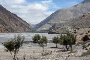 I dag følger vi Kaligandaki-floden et stykke opad, til vi støder på ruten, der fører os til byen Garphu. Den smukke by, som ligger ret isoleret, har en spændende tibetansk kultur, og i løbet af vores besøg udforsker vi gamle klostre og en grotte. På vejen tilbage til Lo Manthang følger vi et single track gennem små landsbyer.