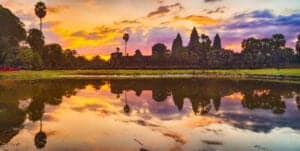 Velkommen til Cambodia. Når du har fået din bagage, står vores lokale engelsktalende repræsentant og tager imod dig. Fra lufthavnen bliver du kørt til dit hotel, Lub d Cambodia, som ligger midt i Siem Reap. Uanset hvilken tid på døgnet  du ankommer, vil du altid kunne finde på noget at lave;  I løbet af dagen kan du gå en tur i Siem Reap, tage på opdagelse med en cambodjansk tuk-tuk eller ligge og dase ved poolen.   Om aftenen åbner byen op for et skønt natteliv, hvor du bl.a. kan tage med til et lokalt Khmer marked.   Her kan du smage på det traditionelle Khmer køkken.   Kunne du tænke dig en drink, byder Siem Reap på en masse små pubs rundt omkring på den populære Pub Street.   Du burde også prøve en cocktail på den populære Miss Wong Cocktail Bar eller Sokkhak River Lounge.