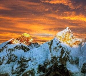 Dagen i dag byder på et kort trek på ca. 2 timer. På vejen til Annapurna Base Camp følger vi en gradvist stigende rute, som går langs den venstre biflod til Modi Khola. Når vi når frem, byder Annapurna Base Camp os velkommen med en storslået udsigt til Annapurnas klipperygge og solnedgangen over Himalaya i 4.130 meters højde – tillykke! Du er nået turens top. Vi overnatter i et lokalt tehus – i morgen begynder turen tilbage.