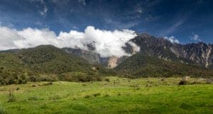 Efter morgenmaden går turen mod Kinabalu Park. På vejen dertil kører vi forbi det bjergrige ”Crocker Range”, og du vil opleve spektakulære panoramaudsigter til landskabet flere steder på ruten. Undervejs har du blandt andet udsigt til Sydøstasiens højeste bjerg, Mount Kinabulu. Dette smukke, bjergrige landskab går senere i ét med Kinabalu-parken, som også er omgivet af frodig flora og fauna. Turen vil med andre ord blive en helt fantastisk oplevelse for dig, der elsker naturen.  Nyd synet af Malaysias første verdensarvlistede område samt UNESCOs Biosfærereservat. Vi overnatter i parkens hovedkvarter, som er placeret ca. 1.500 meter over havet. 