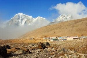 Dag 08: Fra Dingboche til Lobuche I dag går vi gennem en bred dal, som ligger for foden af de imponerende tinder Cholatse og Tawache. Vi drejer til højre og går op ad en stejl sti mod Khumbu-gletsjeren. Langs gletsjeren følger vi en knapt så stejl rute, som fører os gennem et spændende landskab med mange stendysser. Dagens destination er den lille klynge af huse, Lobuche, som ligger i 4.930 meters højde.