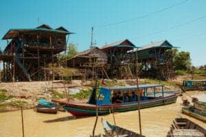 Dagen i bruger vi sammen med de lokale. Vi starter med en god morgenmad, inden vi kører til Tonle Sap Lake, hvor vi sejler mod den skjulte Khmer-landsby Kompong Phluk. Området har tre landsbyer, der alle har det til fælles, at de er bygget på pæle, der måler 6-8 meter i højden, så husene ikke bliver oversvømmet i regnsæsonen. Området har 3.000 indbyggere, som lever af at dyrke fisk og grøntsager på flydende farme.   Under besøget sejler vi gennem mangroveskove, som består af plantearter, der kan overleve i saltvand, og som man kun finder i tropiske og subtropiske kystområder. Disse skove beskytter kysten, da deres rodnet forhindrer, at bølgerne nedbryder kysten. Hertil udgør de et unikt økosystem med et spændende dyreliv. Især fuglelivet i mangroveskovene er spektakulært. Og vær på vagt – makakaberne er også at finde i mangroveskovene.  Herefter kører vi mod Chansor Village. Her vil du blive en del af Khmer-folket for en dag. I løbet af dagen vil du besøge nogle af landsbyens familier, som blandt andet vil vise dig hvordan de laver sivkoste. Har du lyst, kan du efterfølgende selv få lov til at prøve at lave en sivkost. Ikke nok med det – du får også mange andre lokale oplevelser i løbet af dagen, når du bliver guidet gennem landsbyen, hvor du vil møde lokale landmænd og fiskere.  Efter den guidede tur tager vi tilbage til midtpunktet af landsbyen, hvor der vil blive serveret en lækker lokal frokost, der er lavet af friske råvarer fra områderne rundt om landsbyen – og det bliver et måltid, du sent vil glemme! Efter frokosten er der tid til flere lokale aktiviteter, inden vi kører tilbage til Siem Reap. Inden vi kommer tilbage til hotellet, gør vi stop ved et buddhistisk tempel, hvor vi får en velsignelse af munkene. 