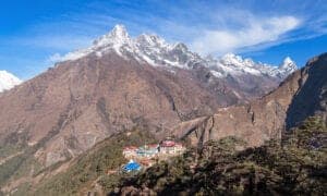 I dag skal vi ud på et smukt 6 timers trek. Først går vi med floden langt under os og med udsigt til Khumbu-tinderne og Everest. Herefter skal vi nedad til floden ad en stejl sti, for så igen at gå opad gennem skovområder til det sagnomspundne Tyangboche-kloster, som ligger i 3.860 meters højde.