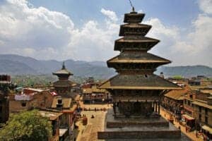 Efter morgenmaden kommer guiden og henter dig for at tage dig med ud på et sightseeingdag i Katmandu. Vi skal rundt og se fire af de største attraktioner, området har at byde på: Boudhanath, Swyambhunath, Pashupatinath Temple og Kathmandu Durbar Square.
Boudhanath er den største stupa i Kathmandu Valley og én af de smukkeste, kulturelle bygninger i Nepal. Stupaen er fra det 8. århundrede og ligger langs den gamle handelsrute til Tibet. I mange hundrede år var stupaen et fast stop på ruten for tibetanske købmænd, som både hvilede sig og bad her.

Swayambunath, som også bliver kaldt for Monkey Temple, er den ældste stupa i Kathmandu Valley. Swayambunath ligger på toppen af en bakke, hvorfra man har smuk udsigt til det meste af byen, og det siges, at det var fra dette sted, Katmandus herlighed strømmede, dengang byen blev til.
Pashupatinath Temple er et berømt, helligt hinduistisk tempelkompleks, der ligger tæt ved den hellige flod Bagmati. Komplekset er hovedsæde for Pashupatinath, som er herre over alle dyr og en inkarnation af hinduguden Shiva.
Kathmandu Durbar Square ligger foran ét af det tidligere kongeriges gamle paladser. Pladsen rummer templer, slotsgårde og noget af den smukkeste Newararkitektur og -kunst.

Efter dagens sightseeing gennemgår vi trekkingprogrammet.