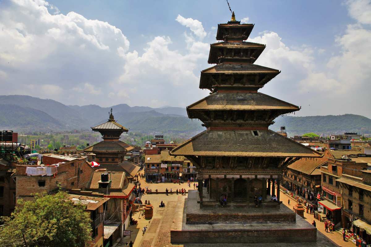 Efter morgenmaden kommer guiden og henter dig for at tage dig med ud på et sightseeingdag i Katmandu. Vi skal rundt og se fire af de største attraktioner, området har at byde på: Boudhanath, Swyambhunath, Pashupatinath Temple og Kathmandu Durbar Square. Alle fire er på UNESCO’s verdensarvliste. Boudhanath er den største stupa i Kathmandu Valley og én af de smukkeste, kulturelle bygninger i Nepal. Stupaen er fra det 8. århundrede og ligger langs den gamle handelsrute til Tibet. I mange hundrede år var stupaen et fast stop på ruten for tibetanske købmænd, som både hvilede sig og bad her. Swayambunath, som også bliver kaldt for Monkey Temple, er den ældste stupa i Kathmandu Valley. Swayambunath ligger på toppen af en bakke, hvorfra man har smuk udsigt til det meste af byen, og det siges, at det var fra dette sted, Katmandus herlighed strømmede, dengang byen blev til. Pashupatinath Temple er et berømt, helligt hinduistisk tempelkompleks, der ligger tæt ved den hellige flod Bagmati. Komplekset er hovedsæde for Pashupatinath, som er herre over alle dyr og en inkarnation af hinduguden Shiva. Kathmandu Durbar Square ligger foran ét af det tidligere kongeriges gamle paladser. Pladsen rummer templer, slotsgårde og noget af den smukkeste Newararkitektur og -kunst. Efter dagens program er det vigtigt, at du kommer i seng i ordentlig tid – for i morgen starter trekking eventyret!