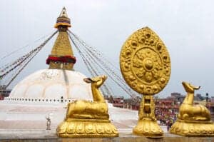 Efter morgenmaden kommer guiden og henter dig for at tage dig med ud på et sightseeingdag i Katmandu. Vi skal rundt og se fire af de største attraktioner, området har at byde på: Boudhanath, Swyambhunath, Pashupatinath Temple og Kathmandu Durbar Square.  Boudhanath er den største stupa i Kathmandu Valley og én af de smukkeste, kulturelle bygninger i Nepal. Stupaen er fra det 8. århundrede og ligger langs den gamle handelsrute til Tibet. I mange hundrede år var stupaen et fast stop på ruten for tibetanske købmænd, som både hvilede sig og bad her.  Swayambunath, som også bliver kaldt for Monkey Temple, er den ældste stupa i Kathmandu Valley. Swayambunath ligger på toppen af en bakke, hvorfra man har smuk udsigt til det meste af byen, og det siges, at det var fra dette sted, Katmandus herlighed strømmede, dengang byen blev til.  Pashupatinath Temple er et berømt, helligt hinduistisk tempelkompleks, der ligger tæt ved den hellige flod Bagmati. Komplekset er hovedsæde for Pashupatinath, som er herre over alle dyr og en inkarnation af hinduguden Shiva. Kathmandu Durbar Square ligger foran ét af det tidligere kongeriges gamle paladser. Pladsen rummer templer, slotsgårde og noget af den smukkeste Newararkitektur og -kunst. Efter dagens sightseeing gennemgår vi trekkingprogrammet.