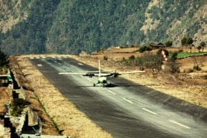 I dag står vi tidligt op for at tage ud på en kort og utroligt smuk flyvetur til Jomsom. Når vi lander i Jomsom, spiser vi morgenmad og klargør vores cykler – og så er det afsted! Dagens rute er 14 km lang og starter i 2.700 meters højde. Vi starter med at cykle opad langs Kaligandaki River, hvorefter ruten flader ud. Når vi ankommer til dagens destination, den smukke landsby Kagbeni, som ligger i 2.800 meters højde, har vi tid til at udforske byen og det smukke kloster Kag Chode Thubten Samphel Ling Monastery, inden vi skal have aftensmad og i seng. 