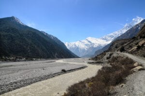 I dag står vi tidligt op for at tage ud på en kort og utroligt smuk flyvetur til Jomsom. Når vi lander i Jomsom, spiser vi morgenmad og klargør vores cykler – og så er det afsted! Dagens rute er 14 km lang og starter i 2.700 meters højde. Vi starter med at cykle opad langs Kaligandaki River, hvorefter ruten flader ud. Når vi ankommer til dagens destination, den smukke landsby Kagbeni, som ligger i 2.800 meters højde, har vi tid til at udforske byen og det smukke kloster Kag Chode Thubten Samphel Ling Monastery, inden vi skal have aftensmad og i seng. 