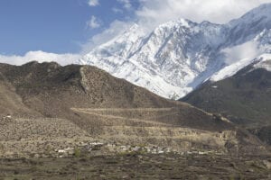 I dag fortsætter vi turen tilbage. Først cykler vi hen over to bjergpas, som begge ligger i over 3.500 meters højde, til Chhusang. Herfra følger vi jeepspor tilbage til Jomsom, hvor vi har resten af dagen til at slappe af. 