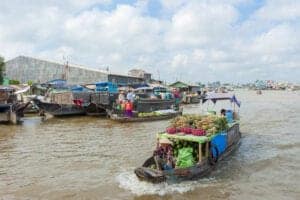 Vi forlader deltaet, og kører mod Ho Chi Minh City. Undervejs passerer vi flere smukke fotostop, hvor vi kan komme ud og strække benene. 
