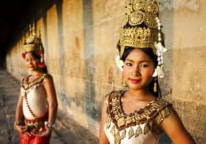 Velkommen til Cambodia. Når du har fået din bagage, står vores lokale engelsktalende repræsentant klar til at tage imod dig. Fra lufthavnen bliver du kørt til dit hotel, Lub d Cambodia, som ligger midt i Siem Reap. Uanset hvilken tid på døgnet du ankommer, vil du altid kunne finde på noget at lave i Siem Reap. I løbet af dagen kan du gå en tur i byen, tage på opdagelse med en cambodjansk tuk-tuk eller ligge og dase ved poolen. Om aftenen åbner byen op for et skønt natteliv, hvor du bl.a. kan tage med til et lokalt Khmer-marked, hvor du blandt andet kan du smage på det traditionelle Khmer-køkken. Kunne du tænke dig en drink, byder Siem Reap på en masse små pubs rundt omkring på den populære Pub Street. Du burde også prøve en cocktail på den populære Miss Wong Cocktail Bar eller Sokkhak River Lounge. Eventyret starter i morgen!