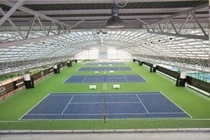 Thanyapura Tennis Akedemi kører professionelle træningsprogrammer i konkurrenceklasse på 6 tennisbaner. 4 af dem er placeret indendørs. 