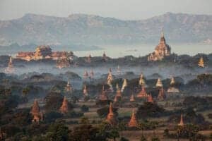 I dag kommer din guide og kører dig til lufthavnen, hvorfra du skal flyve til Bagan. På flyveturen har du et smukt udsyn ud over landskabet, hvor gyldne stupaer og templer titter frem hist og her.  Efter ankomst har du dagen til at nyde den smukke, gamle by, som engang havde mere end 10.000 buddhistiske templer, pagodaer og klostre – hvoraf ca. 2.200 er tilbage den dag i dag. Brug eftermiddagen på at gå på opdagelse i templerne, og se solen gå ned over byen fra toppen af den majestætiske Shwesandaw Pagoda.