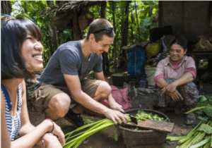 Vi starter tidligt om morgenen og cykler mod Chansor Village – en by ca. 40 kilometer uden for Siem Reap. Ved ankomst møder  vi vores lokalguide, som er fra Chansor-landsbyen. Guiden vil tage imod dig og introducere dig for landsbyen samt dine værter. I dag vil du nemlig være en del af Khmer-folket.  I løbet af dagen vil du besøge nogle af landsbyens familier, som blandt andet vil vise dig hvordan de tjener deres penge ved at væve og lave sivkoste. Efterfølgende får du lov til selv at prøve.   Ikke nok med det – du får også mange andre lokale oplevelser i løbet af dagen, når du bliver guidet gennem landsbyen, hvor  du  vil møde lokale landmænd og fiskere.   Efter den guidede tur tager vi tilbage til midtpunktet af landsbyen, hvor der vil blive serveret en lække lokal frokost, der er lavet af friske råvarer fra områderne rundt om landsbyen. Det bliver et måltid, du aldrig vil glemme!  Denne aften overnatter du i et traditionelt Khmer-hjem. Her får du en madras, et myggenet, lagner, hovedpude og håndklæder. Der er simple toiletfaciliteter, herunder en spand med frisk vand fra brønden, som du kan bruge, når du skal vaske dig.  Senere bliver det tid til aftensmad, snak og et spil kort sammen med din værtsfamilie.