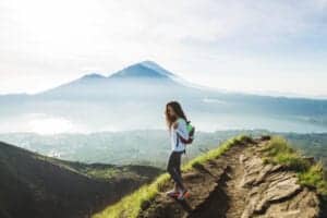 I dag skal vi tidligt op for at bestige Mount Batur. Når vi når toppen får du et spektakulært syn at se, da vi kommer lige til solopgangen, der bader hele området i et flot, varmt lys. Vi spiser en let morgenmad på toppen af Mount Batur, inden vi vandrer tilbage til hotellet.  Herefter kan du lade op efter morgenens tur med en tur i Toya Bunka Hot Springs. 