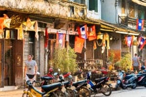 Efter morgenmaden bliver du hentet og kørt til Luang Prabang (du bliver hentet kl. 7:30). Køreturen kommer til at tage hele dagen med korte stop ved spændende landsbyer undervejs. Ved ankomst checker du ind på dit hotel og har resten af aftenen på egen hånd. 