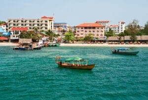 I dag flyver du til Sihanoukville, som er det absolut lækreste strandområde i Cambodia. Her kan du slappe af og solbade på hele tre lækre strande, som alle har hvidt sand og lækkert badevand. Vil du gerne ud og opleve lidt mere, kan du leje en båd og tage ud at svømme, snorkle eller fiske ved de forskellige øer. Du kan også tage på opdagelse i byen, som har en spændende historie. 