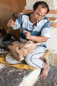 Efter morgenmaden tager vi afsted mod Balis kulturelle hjerte: Ubud. På vejen dertil stopper vi ved landsbyerne Mas, Celuk og Batu Bulan, hvor du kan se nogle af Balis dygtigste håndværkere arbejde. Bl.a. kan du se sølvsmede lave smykker i hånden. Da disse byer byder på mange lokale kunsthåndværkere, er de også de perfekte steder at shoppe souvenirs. Vi fortsætter til det bjergerige landsksb, hvor vi har fantastisk udsyn til Mount Batur, den stadigt aktive vulkan, som vi skal bestige i morgen. 