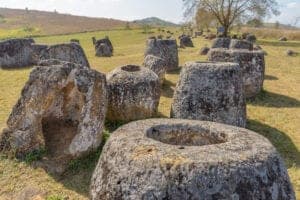 I dag skal du ud og opdage det ukendte – vi skal nemlig ud til det berømte arkæologiske område ”Plain of Jars” (oversat: krukkesletten). Spredt over et større område blandt rismarker og skove ligger og står kæmpe store stenbeholdere – nogle er hele 3 meter høje og 1 meter i diameter. Den mest anerkendte teori om de mystiske kæmpekrukker er, at det er stenurner tilbage fra jernalderen – men ingen ved med sikkerhed, hvad formålet med deres udformning og placering har været. Lokale myter fortæller, at det er whiskeykrukker, som kæmperne, der levede i bjergene ved Phonsavan, drak af.  Efter morgenmaden går vi på en guidet tur gennem Plain of Jars, som varer fra solopgang til frokost. På turen skal du holde dig på stien, da det kan være farligt at forlade den. Dette område var nemlig det mest bombede i løbet af 2. Verdenskrig, og der ligger stadig miner skjult rundt omkring i bevoksningen.  Efter frokost tager vi til Muang Khoun, som var hovedsædet for kongen, dengang området udgjorde kongeriget Xieng Khousang. For 500 år siden var området kendt for sine mange smukke stupaer, men i løbet af historien har invasioner fra både vest og øst, plyndringer af området samt bombeangreb ødelagt meget af den smukke arkitektur og kultur i området. Nu er fordums skønhed kun lige knap til at spore i landskabet, hvilket gør det til et både tragisk og smukt sted at udforske. 