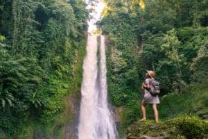 Efter morgenmaden kører vi mod South Bali. På vejen gør vi holdt ved Git Git Waterfall. Her kan du få en afslappende dukkert i den dybe sø, inden vi fortsætter til templet Ulun Danu, som også er kendt som ”Goddess of the Lake”. Templet ligget på kanten af vandet, og er ét af de mest fotograferede templer i hele Bali. Om eftermiddagen tager vi på lokal restaurant og spiser frokost i smukke omgivelser og med udsigt til bjergene og Bedugul-floden. Herefter gør vi et kort stop ved Candi Kuning, som er et lokalt frugt- og grøntmarked på vejen til South Bali. 