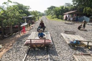 Efter ca. 2 timers kørsel ankommer du til byen Battambang. Her finder du gammel, fransk arkitektur, som er et levn fra dengang området var en fransk koloni, og frodig natur. Byen er desuden kendt for de ædelstensminer, der ligger tæt ved.  Her skal du først ud og se Phnom Banan, som er et tempel fra det 11. århundrede, der er bygget i stil med Angkor Wat. Herefter skal du ud og se ét af byens antikke huse, og sidst – men bestemt ikke mindst – skal du ud og køre en lille tur ombord på et bambustog. 