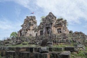 Denne morgen tilbringer du ved Ek Phnom, som er en populær pilgrimsdestination, hvor mange kommer for at spise picnic. Templet blev bygget i det 11. århundrede og har nogle smukke basrelieffer – bl.a. er der på overlæggeren ved indgangen til templet hugget en scene fra Samudra Manthan fra den hinduistiske filosofi (”the Churning of the Ocean of Milk”). Efter besøget her tager vi tilbage til Siem Reap. 