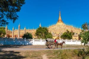 Når du har spist morgenmad, kører vi mod Monywa, som er en smuk by, der ligger ved bredden af Chindwin River i Sagaing-regionen. Når vi kommer frem, går vi straks i gang med at udforske byens seværdigheder – og vi starter med Thanboddhay Pagoda, som er et rigt udsmykket tempel, som huser mere end 580.000 Buddhastatuer. Herefter tager vi hen til Bodhi Tahtaung Monestary og ser ”the Giant Standing Buddha”, som er den andenstørste Buddhastatue i hele verden. Herfra tager vi videre til byens marked, hvor du både finder mange fine ting og lækre, lokale snacks. Her lader vi os synke ned i det livlige gademiljø, inden vi tager hen til hotellet og checker ind. 