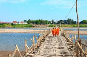 I dag skal du ud og køre i 4 timer for at komme Kampong Cham, som er en by, der er omgærdet af mystik og legender. I byen kan du bl.a. se det smukke tempel Wat Nokor, der blev opført i det 12. århundrede. Du kan også tage en tur ud til tvillingebjergene Phnom Pros og Phom Srey – som betyder mand- og kvindebjerg. Herfra har du en helt fantastisk udsigt til området. Du kan også få spået din fremtid af spåkoner – men pas på! Der er nysgerrige aber i området. 