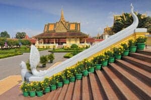 I dag skal du rundt og se byen, der ligger hvor de to store floder, Mekong og Tonle Sap, flyder sammen. Du starter med at se det royale palads og nationalmuseet. Herfra går du over til toppen af Wat Phnom, hvor du kan få spået din fremtid, og videre til Tuol Sleng Genocide Museum (også kendt som S-21), der dokumentere monstrøsiteterne, der blev begået af ”the Khmer Rogue” i 1970’erne – her får du virkelig et blik ind i nogle af de største uhyrligheder, der er gået i Cambodias historie. Afslut dagen på en mere positiv note: Tag til Phnom Penhs ”Central Market” og shop i solen. 