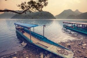 Allerede på denne første hele dag i Vietnam tager vi ud på en tur i ét af Vietnams smukke landområder – vi skal nemlig ud til Ba Be National Park. Reservatet ligger omkring 230 km nord for Hanoi, men dets fantastiske natur og unikke kalkstenslandskab gør det hele turen værd. Vi gør holdt og spiser frokost på en lokal restaurant på vejen. Når vi ankommer til naturreservatet, bliver du indkvarteret og får lidt tid til at slappe af og friske dig op, inden vi tager ud på en sejltur på Ba Be-floden. Her sejler vi bl.a. gennem en 300 meter lang grotte: Puong Cave. Grotten er næsten en hel oplevelse i sig selv, da den byder på både stalagmitter og et imponerende antal sovende flagermus, der hænger fra loftet. Fra grotten sejler vi videre til Dau Dang Waterfall, som består af mange små plateauer, hvorfra vandet falder i smukke kaskader. 