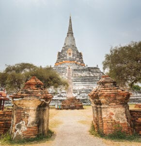 I dag starter vi med at tage ud til de gamle Wat Phu-ruiner, som er et tempelkompleks, der er helt tilbage fra omkring år 500 – og dermed et par hundrede år ældre end Cambodias berømte Angkor Wat. Gå på opdagelse i de fascinerende ruiner, der, trods ælde, stadig vidner om imponerende bygge- og udsmykningsteknikker. Komplekset indbefatter bl.a. terrasser, biblioteker, paladser og paladsgårde. Lad dig forundre over ruinernes pragt og udsigten ud over dalen.  Efter vi har spist frokost på en lokal restaurant, tager vi på en 4-timers køretur til øgruppen Si Phan Don, som betyder ”4.000 øer”, til Don Khong Island. Si Phan Don ligger i Mekongfloden og er et utroligt roligt og smukt område, og Don Khong Island er den største af øerne. Efter ankomst til Don Khong Island har du resten af aftenen til fri afbenyttelse.