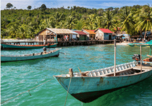 Herefter besøger vi byen Kep, der i Cambodia guldår i 1960’erne var byen for de royale og jet-set folkene.  Kep ligger ud til vandet, og her er der rig mulighed for ren og skær afslapning de næste par dage, inden turen går hjemad.   Ønsker du at opleve mere uden at rejse alt for langt? Så er dette en af grundene til, at Ferie med Formål har udvalgt Kep som rejsens sidste destination. Kep ligger nemlig tæt på andre øer, der er kendt for deres klare vand og rusten røde sand.   Besøg blandt andet Rabbit Island.  Vi kan også hjælpe dig med andre ture.  Blandt andet kan du komme ud og fiske med de lokale eller besøge lokalbyen og få indsigt i Kep’s barske fortid.   Du overnatter på Veranda Natural Resort i et af deres Rosewood værelser. 