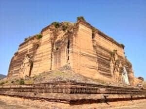 Efter morgenmaden tager vi afsted på eventyr til Mingun, inden vi rejser videre til Bagan. Ved en lille havn går vi ombord på en båd og sejler langs Irrawaddy-floden, indtil vi når den lille by Mingun, som er kendt for sin store, ufærdige stupa, der tårner op som en imponerende, firkantet klods midt i det flade landskab. Selvom stupaen aldrig er blevet færdig, er den en yndet destination – bl.a. fordi den har verdens største klokke (den vejer hele 90 tons). Hør historien om hvorfor den aldrig blev bygget færdig, før vi rejser tilbage til Mandalay, hvorfra vi flyver til Bagan.   I Bagan bliver du samlet op af en chauffør, som kører dig til dit hotel. 