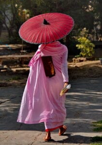 Denne fascinerende heldagsudflugt giver dig den unikke mulighed for at mødes med de fortryllende buddhistiske nonner fra Mandalay. Vi starter med en times kørsel fra byen over Irrawaddy-floden for at nå det rolige Sagaing Buddhist Nunnery. Ved ankomsten bliver vi mødt af abbedissen (forstanderinden i nonneklosteret) og hører om livet på dette betagende sted. Her bliver der mulighed for at tale med nonnerne. Nonnerne i klostret har alle barberet deres hoved, og er klædt i pink og orange kapper.  Nonnerne her er blandt de mest uddannede nonner i hele verden. Under besøget fortæller de lidt om det at læse buddhisme og tager glædeligt imod spørgsmål om deres liv og hverdag. Tag en tur gennem de farverige haver og oplev den store Buddha, før du deltager i en 30-minutters meditationssession guidet af nonnerne selv. Derefter kan du nyde frokosten nonnerne. Som sædvanligt i et buddhistiske samfund, doneres maden af lokalsamfundet og koges af nonnerne selv. Ta’ skoene af og stil dem pænt på samme række som nonnernes. Træd ind i den store fælles spisesal og nyd måltidet. Denne fascinerende dag giver besøgende mulighed for at se en helt anden livsstil.