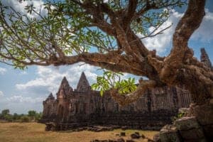 I dag skal vi ud og se den gamle tempelruin Wat Phou, som er et par hundrede år ældre end Cambodias berømte tempel Angkor Wat. Herefter vandrer vi til det arkæologiske site, Phou Asa, hvor du får flere smukke tempelruiner at se, inden vi fortsætter med færge til Khong Island, som er en del af Mekongflodens skærgård – og som ligger lige i begyndelsen af området med de 4.000 øer.