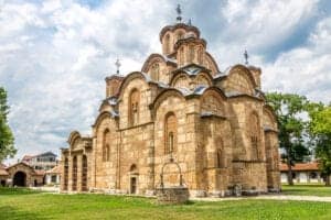 Vi starter dagen med en god morgenmad på hotellet, hvorefter vi bevæger os mod Fushe Kosova, som er et område, der blandt andet har givet Kosovo sit navn. Fushe Kosova oversat til engelsk betyder ’Fields of Blackbirds’, og er det sted, hvor ’slaget om Kosovo’ fandt sted i 1389. Området ligger ca. 5 km uden for Pristina, og har flere mindesmærker fra krigen. Herunder gravstedet for Sultan Murat, der ledede det osmanniske imperium i det 14. århundrede. Vi fortsætter mod Gracanica klosteret, der i 1990 blev erklæret et monument af ekstraordinær betydning og i 2006 kom på UNESCOs verdensarv liste.   Herefter sætter vi kurs mod det 3. land vi skal besøge på denne rejse, nemlig Makedonien. Vores endestation i dag bliver Ohrid – men inden vi ankommer til Ohrid, besøger vi landets hovedstad, Skopje. Her oplever vi byens bazar og øvrige seværdigheder, inden vi sætter kurs mod Ohrid, hvor vi overnatter på det 4-stjernede hotel, Mizo.